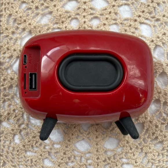 Crosley retro mid-century modern design  Cherry Red Vintage-Style Bluetooth. - Picture 5 of 5